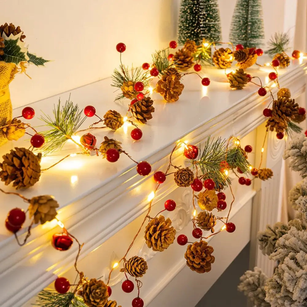 Guirlanda Natalina LED com Pinhas e Frutinhas Vermelhas - Guirlanda Natalina