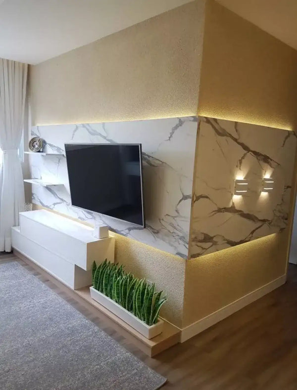 Suporte de TV em mármore branco com iluminação integrada e design moderno.