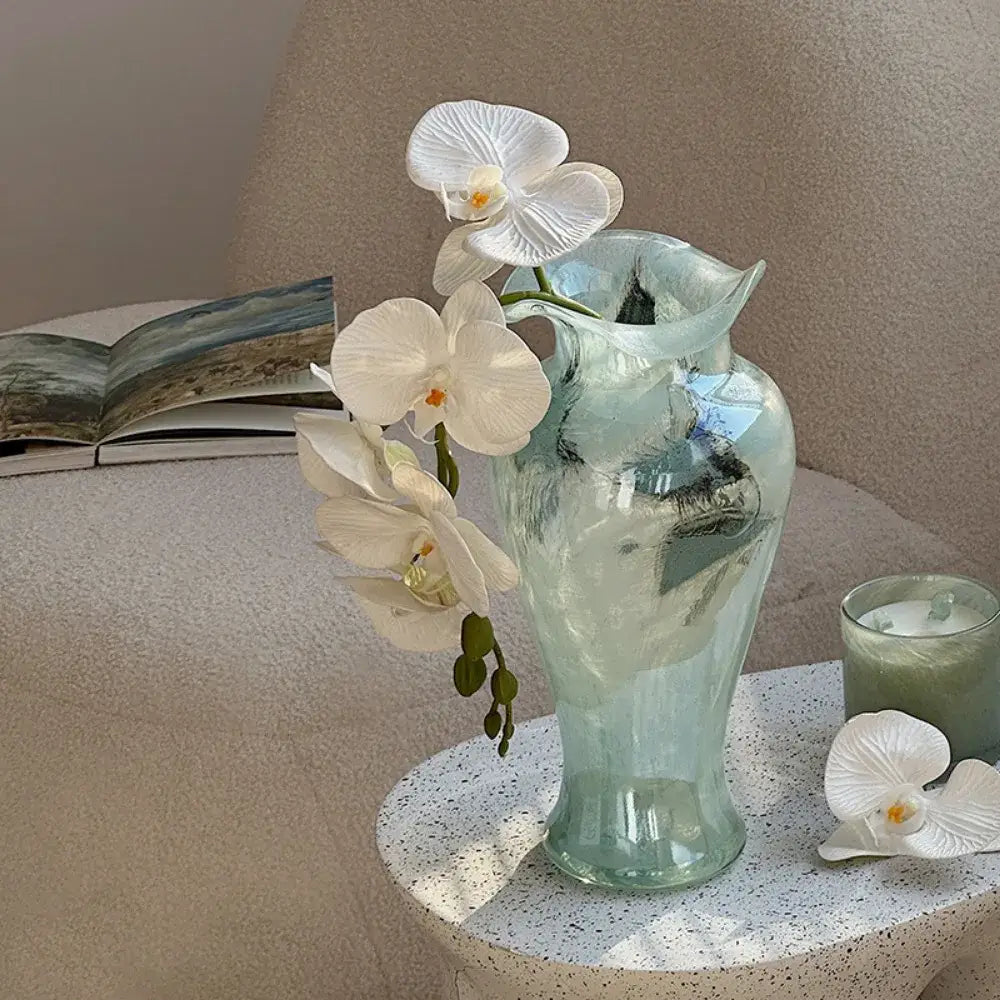 Vaso Lysor – Vidro Azul Translúcido com Design Artístico e Elegância Natural