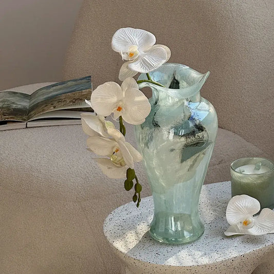 Vaso Lysor – Vidro Azul Translúcido com Design Artístico e Elegância Natural