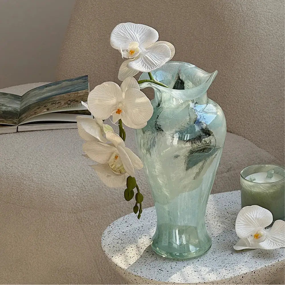 Vaso Lysor – Vidro Azul Translúcido com Design Artístico e Elegância Natural