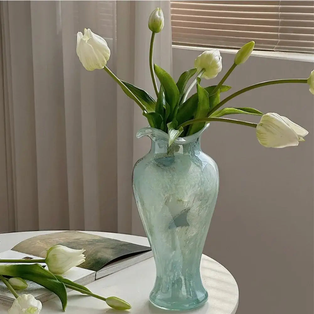 Vaso Lysor – Vidro Azul Translúcido com Design Artístico e Elegância Natural