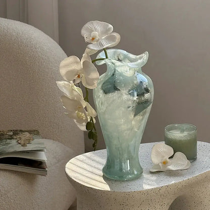 Vaso Lysor – Vidro Azul Translúcido com Design Artístico e Elegância Natural