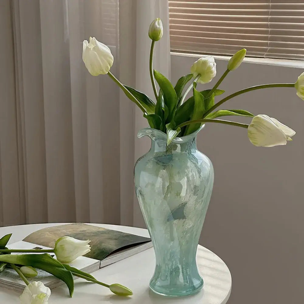 Vaso Lysor – Vidro Azul Translúcido com Design Artístico e Elegância Natural